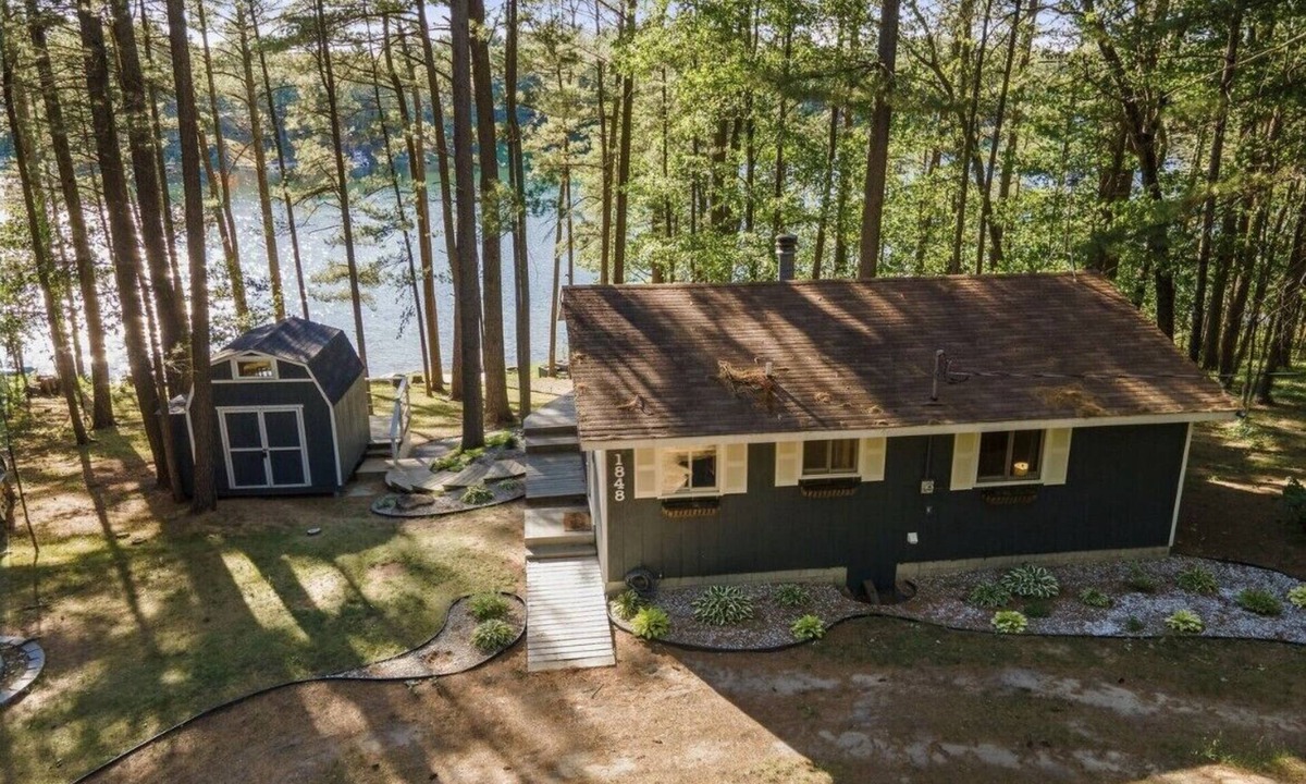 Baldwin Cabin | Modern Cabin and Bunkouse on Putman Lake. Sleeps 7
