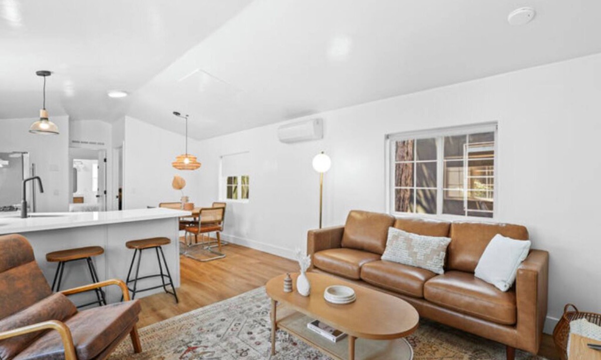 Dunsmuir Cabin | Modern Cabin (Maple)