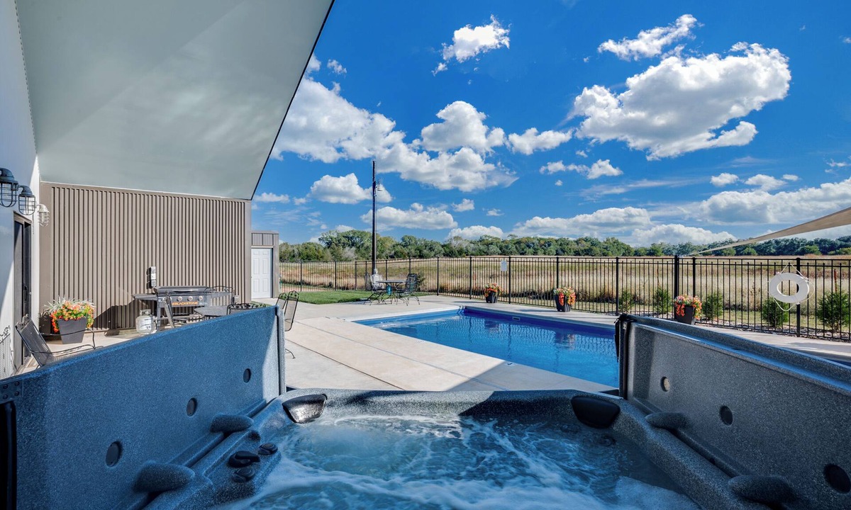 Murdock House | Modern Cabin Near Cheney Lake W Pool & Hot Tub!