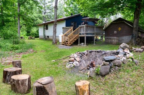 Mississippi Mills House | Modern Cabin Retreat with Patio & Outdoor Firepit