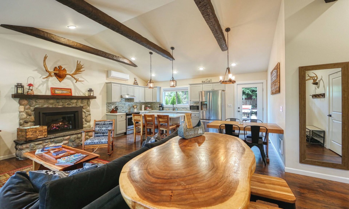 Welches House | Modern Cabin ~ Cozy Fireplace ~ Large Fully Fenced Yard