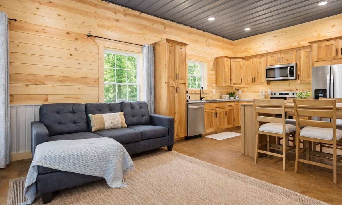 Hanover House | Modern cabin very close to scenic riverfront walks