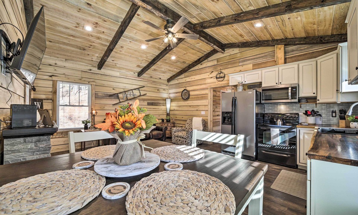 Pisgah Forest Cottage | Modern Cabin w/Fire Pit < 3 Mi to Trails!