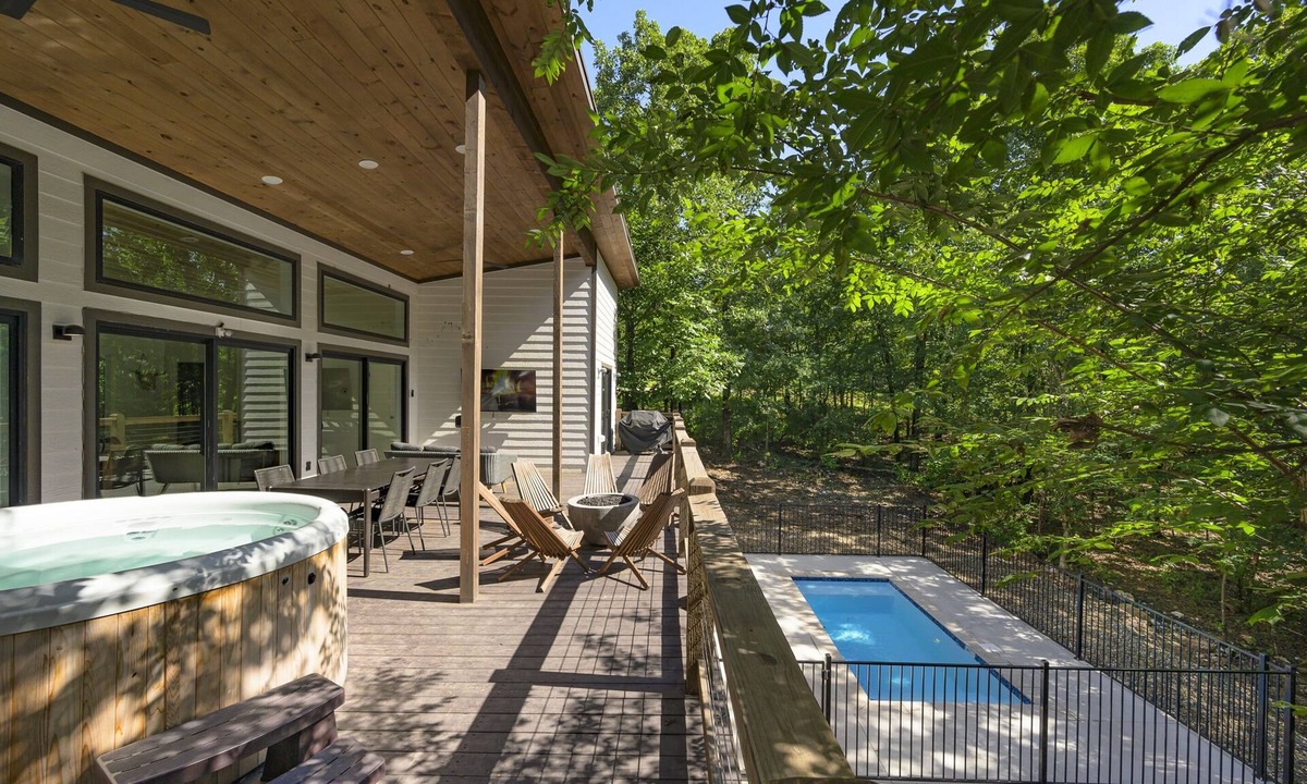 Broken Bow Cabin | Modern Cabin w/Hot Tub, Sport Court & Deck | Near Group Cabins