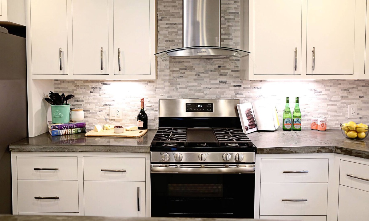 Poughkeepsie House | Modern cape near walkway