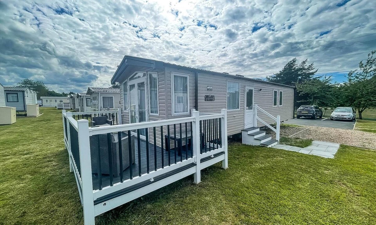 Hopton House | Modern caravan at Caldecott Hall with decking in Norfolk, sleeps 8 ref 91068C