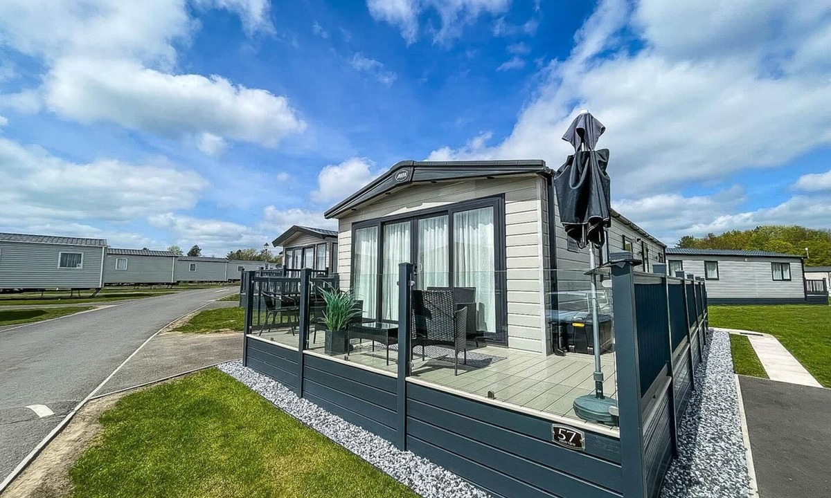 Saxmundham House | Modern caravan with large decking area, ref 60057CH