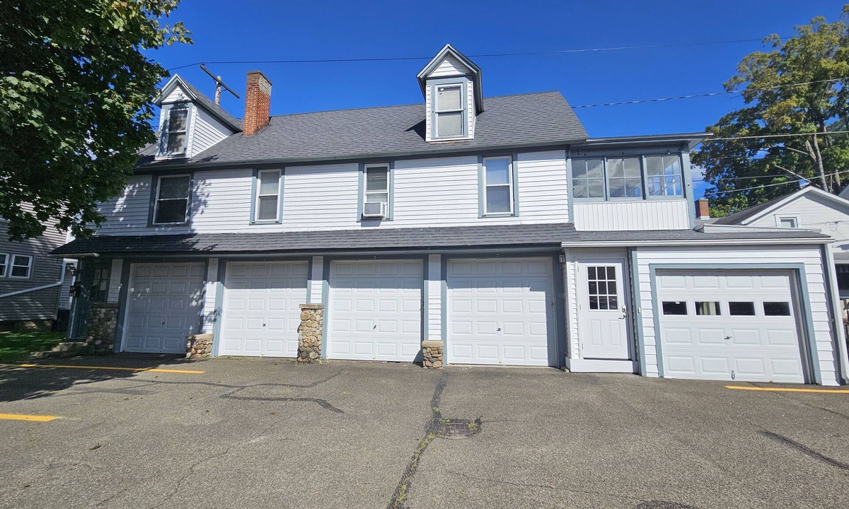 Warren Apartment | Modern Carriage House