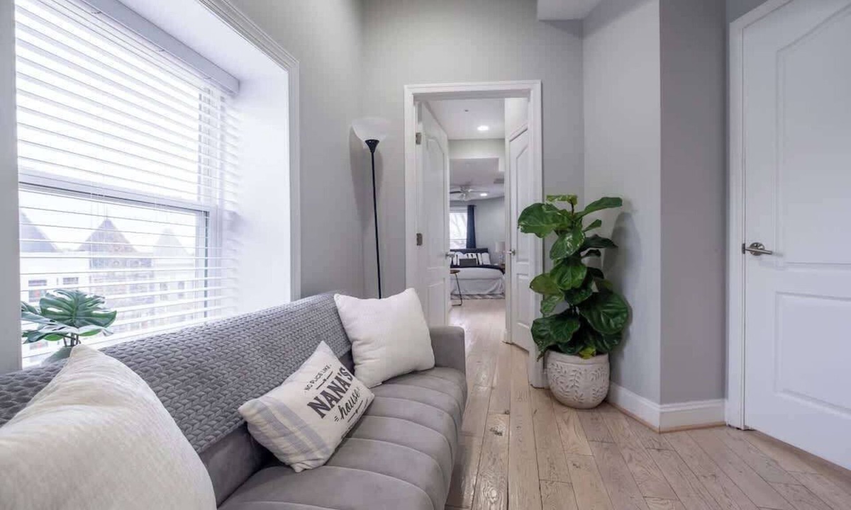 Eckington Condo | Modern Castle Condo w/Balcony & Fire Pit