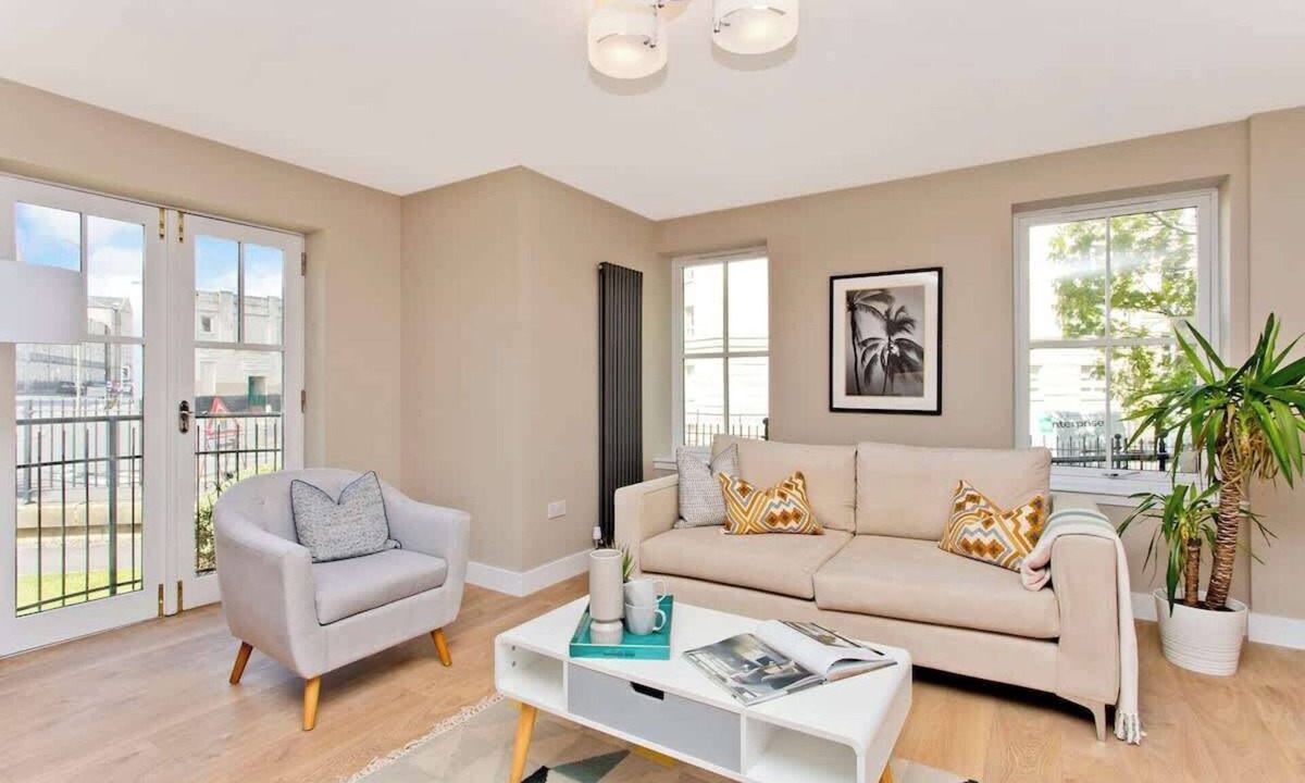 Bonnington Apartment | Modern central 2 bedroom apartment with parking