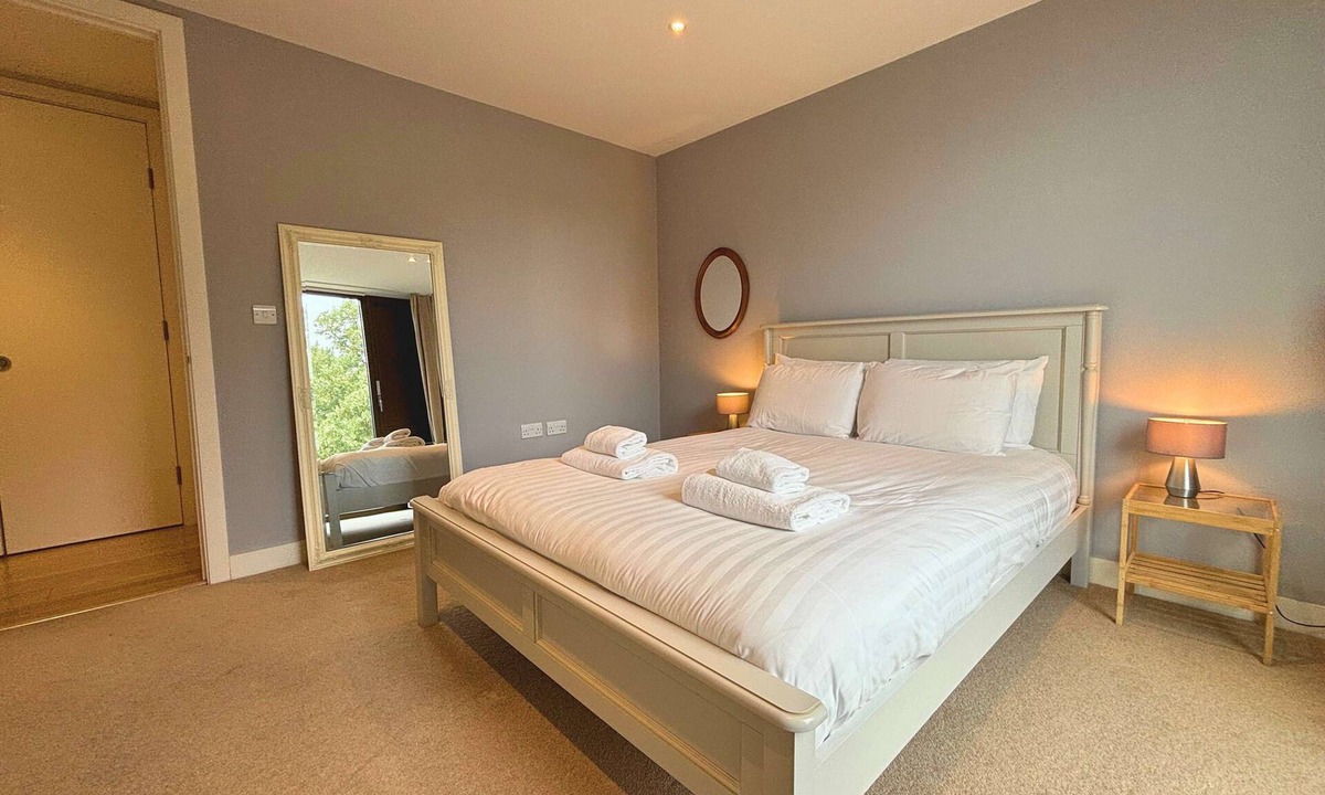 Cambridge City Centre Apartment | Modern Central Apartment with Parking