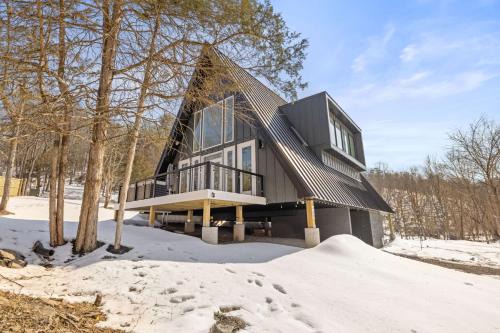 Stephens City House | Modern Chalet w Hot Tub Deck & Loft Game Room