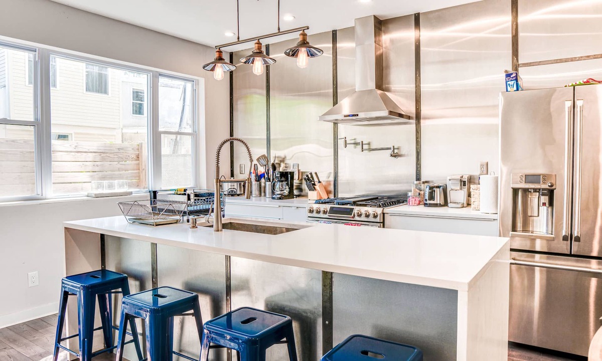 Point Breeze House | Modern, Chef's Kitchen, Rooftop Deck, 6 Beds, 3 Spa-Like Bathrooms