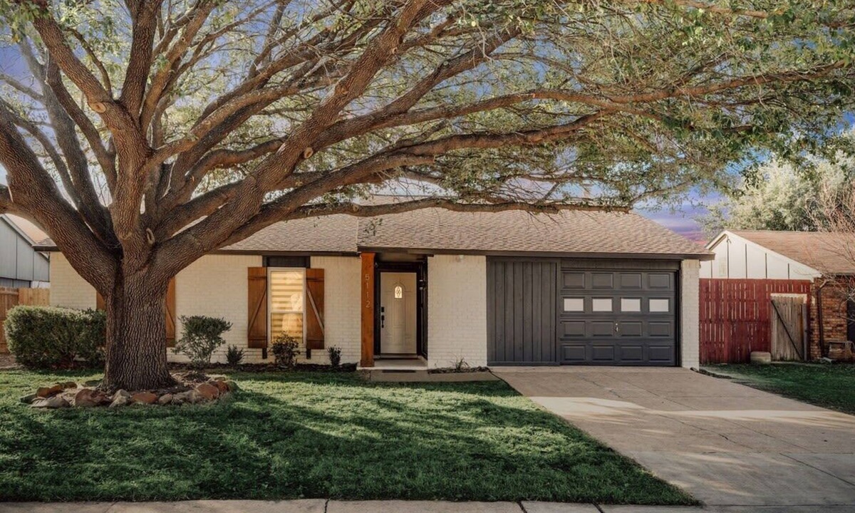 The Colony House | Modern Chic Comfort with Pool Time Fun in the Sun!