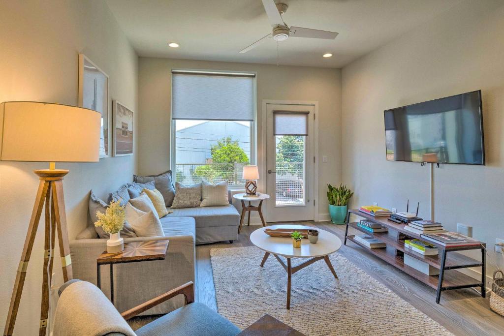 East Cesar Chavez Apartment | Modern Chic Condo with Balcony and Pool, Walk to Downtown