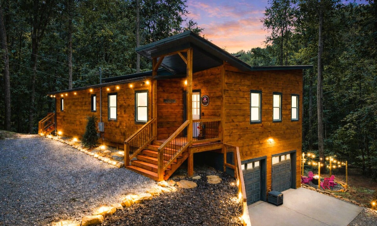 Ellijay House | Modern Chic Luxie Bear - Hot Tub - Game Room - Nursery - Blue Ridge - Ellijay GA