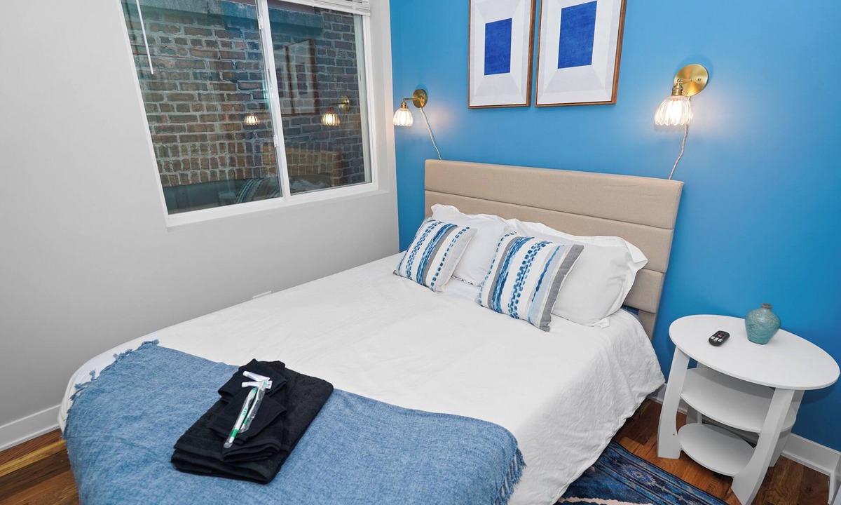 East Garfield Park Hotel | Modern Chicago 3BR Stay, 5 min to United Center