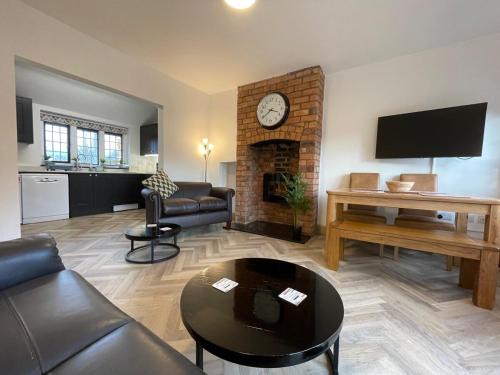 Spetchley House | Modern city 3 bedroom bungalow with parking