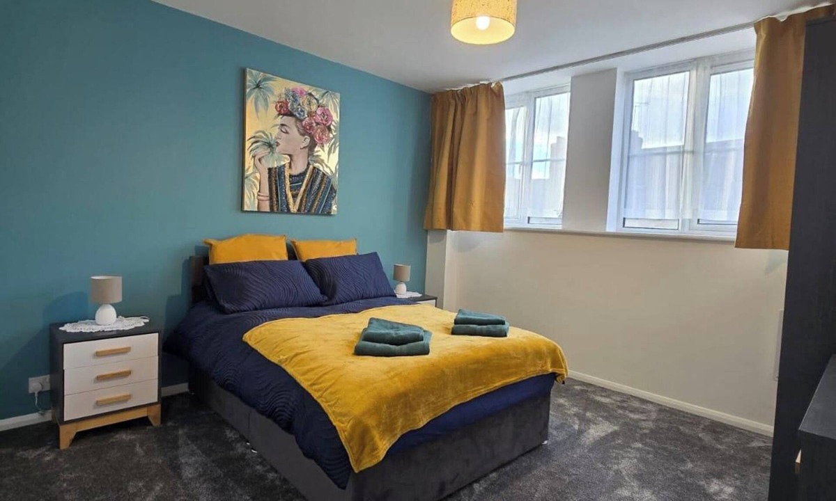 Northampton Apartment | Modern City Apartment, Sleeps 4 with Parking