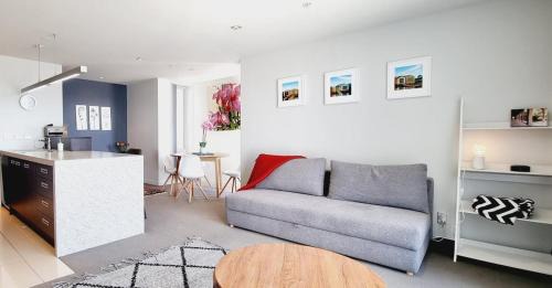 Te Aro Apartment | Modern City Apartment with Free Parking