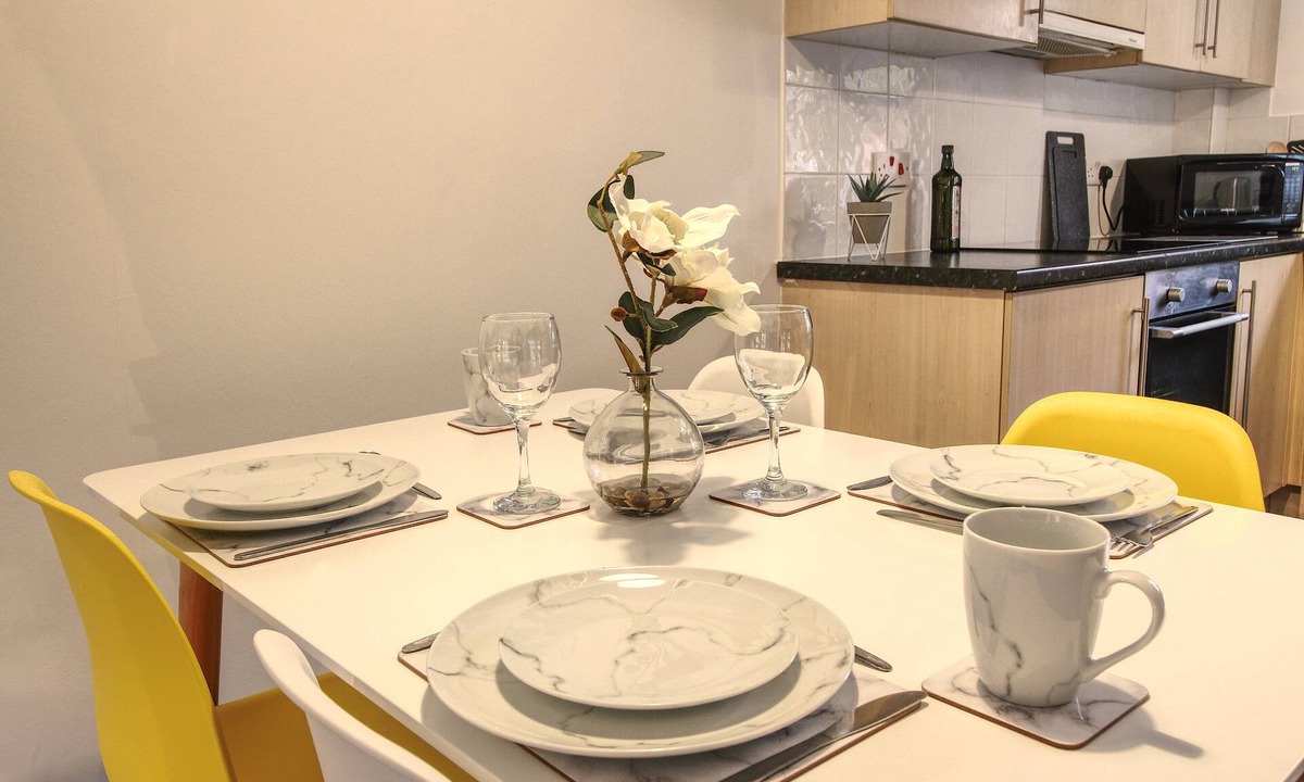 Wakefield Apartment | Modern city centre Apartment + free parking