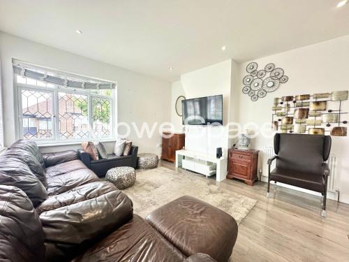 Fryent Apartment | Modern Classic 3-Bedroom Flat