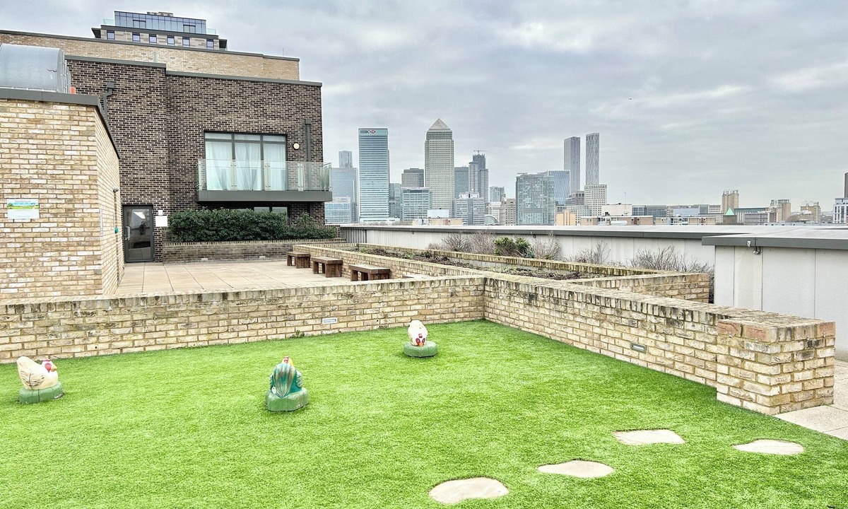 Lansbury Apartment | Modern clean apartment with gym & rooftop