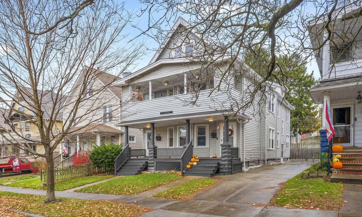 Detroit - Shoreway House | Modern Cleveland Getaway | Near Edgewater Park