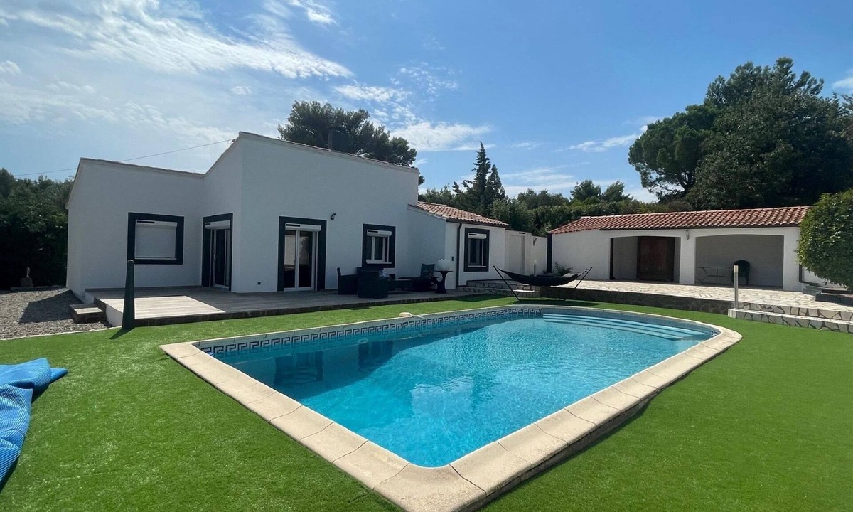 Pouzols-Minervois House | Modern Comfort in Minervois