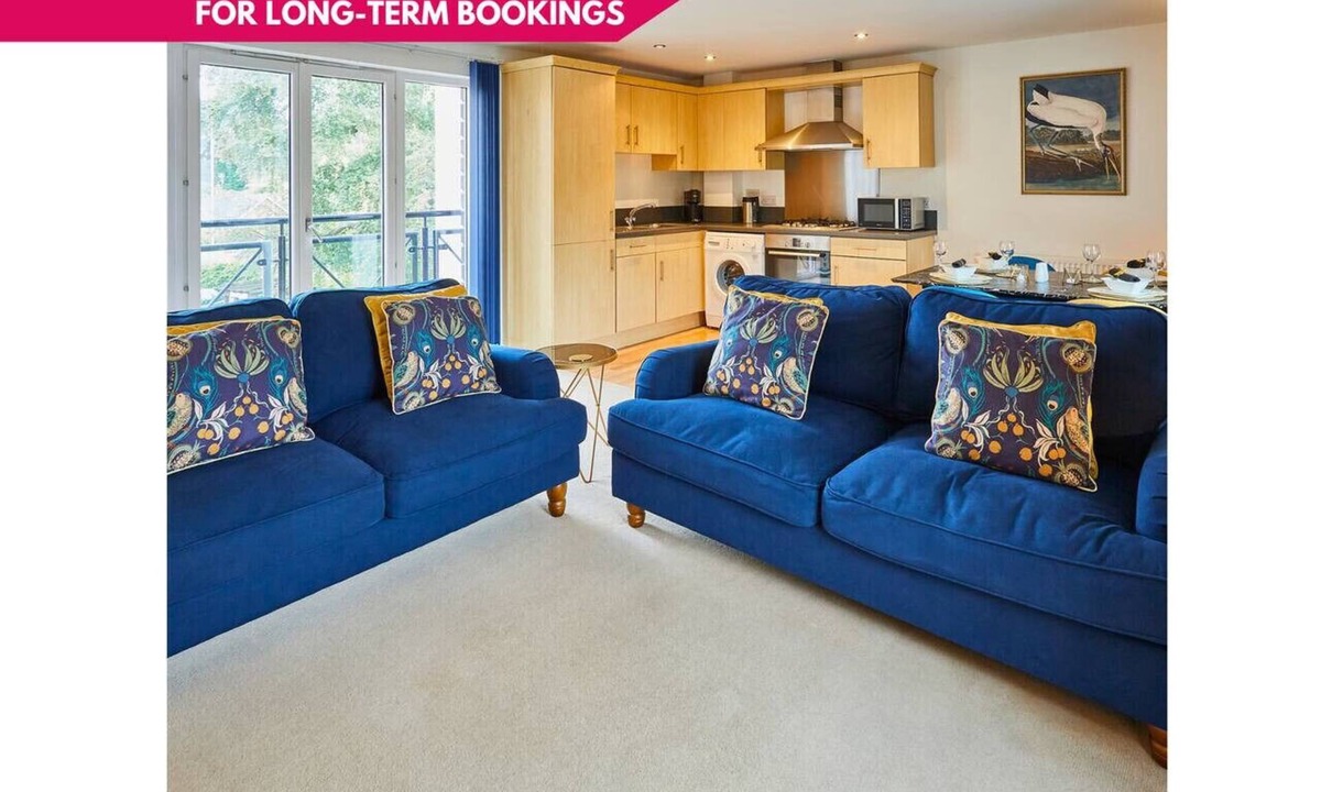 Oadby Apartment | Modern Comfort: 2BR Flat w/Free Parking in Oadby