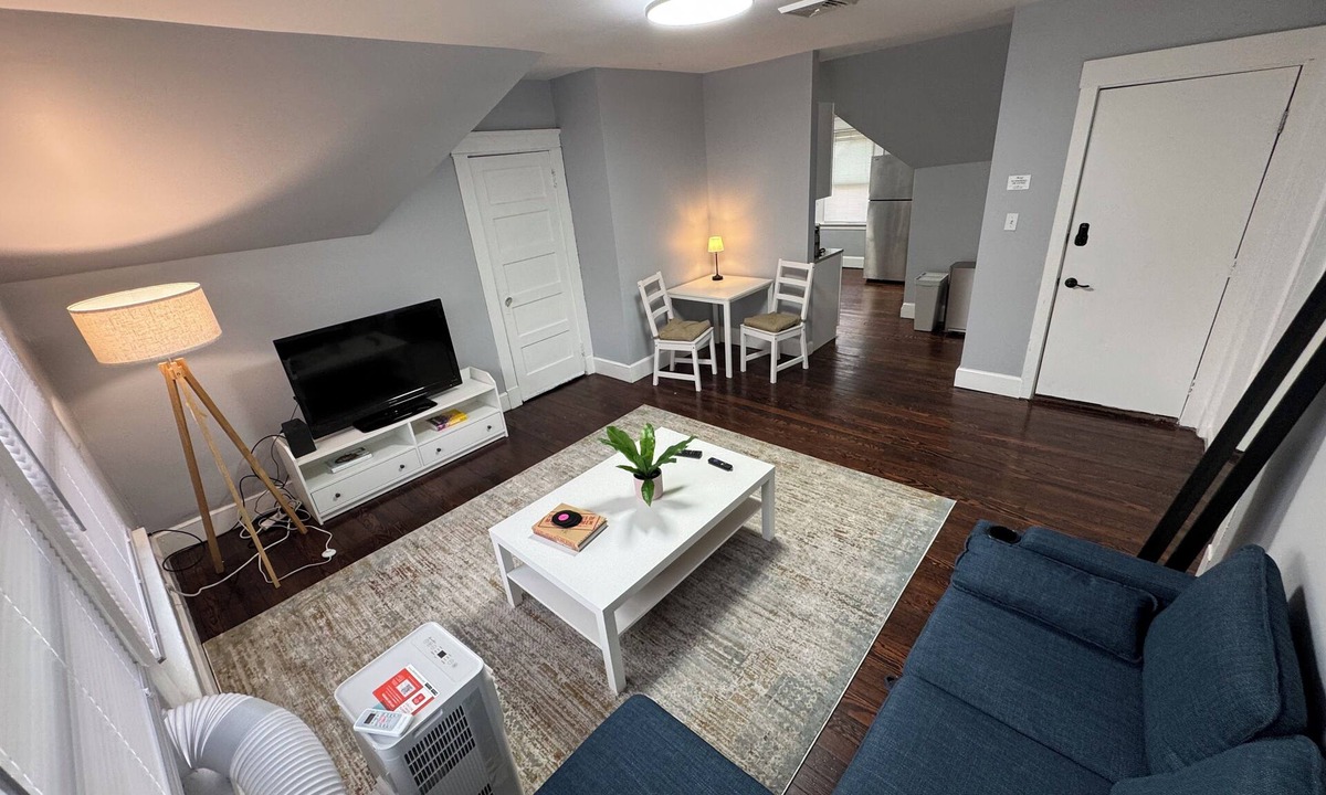 New Haven House | Modern Comfort - 2BR Spacious Suite - Near Yale