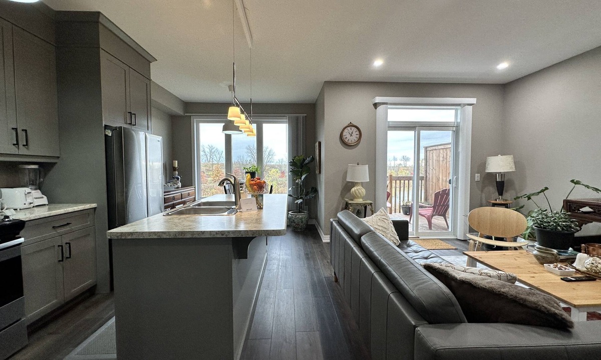 Niagara Falls House | Modern Comfort Home Backing Pondside in Niagara