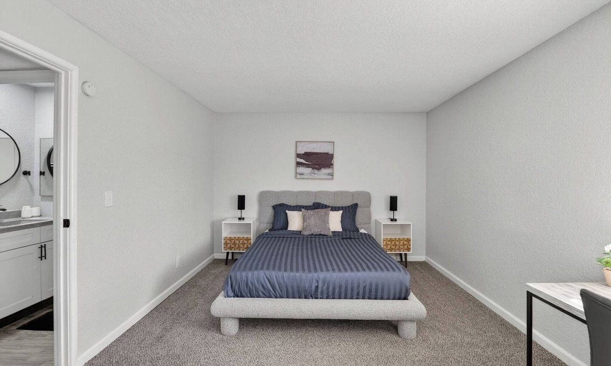 South Kansas City Apartment | Modern Comfort in Hillcrest