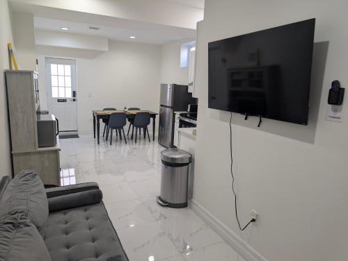 Elmont Apartment | Modern Comfort - Minimal Style