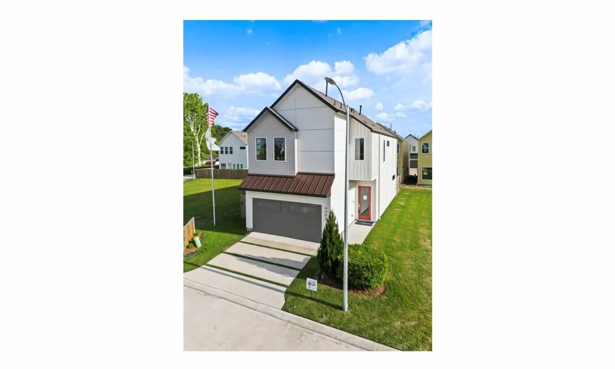 Central Southwest House | Modern Comfort Near Downtown Houston.Stylish 3BR Retreat with Private Yard