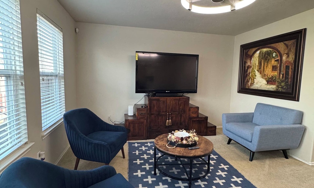 Central Southwest House | Modern comfort near Medical Center
