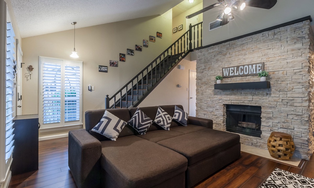 Lewisville House | Modern Comfort Near DFW 9.4⭐ Rated Backyard Sunsets