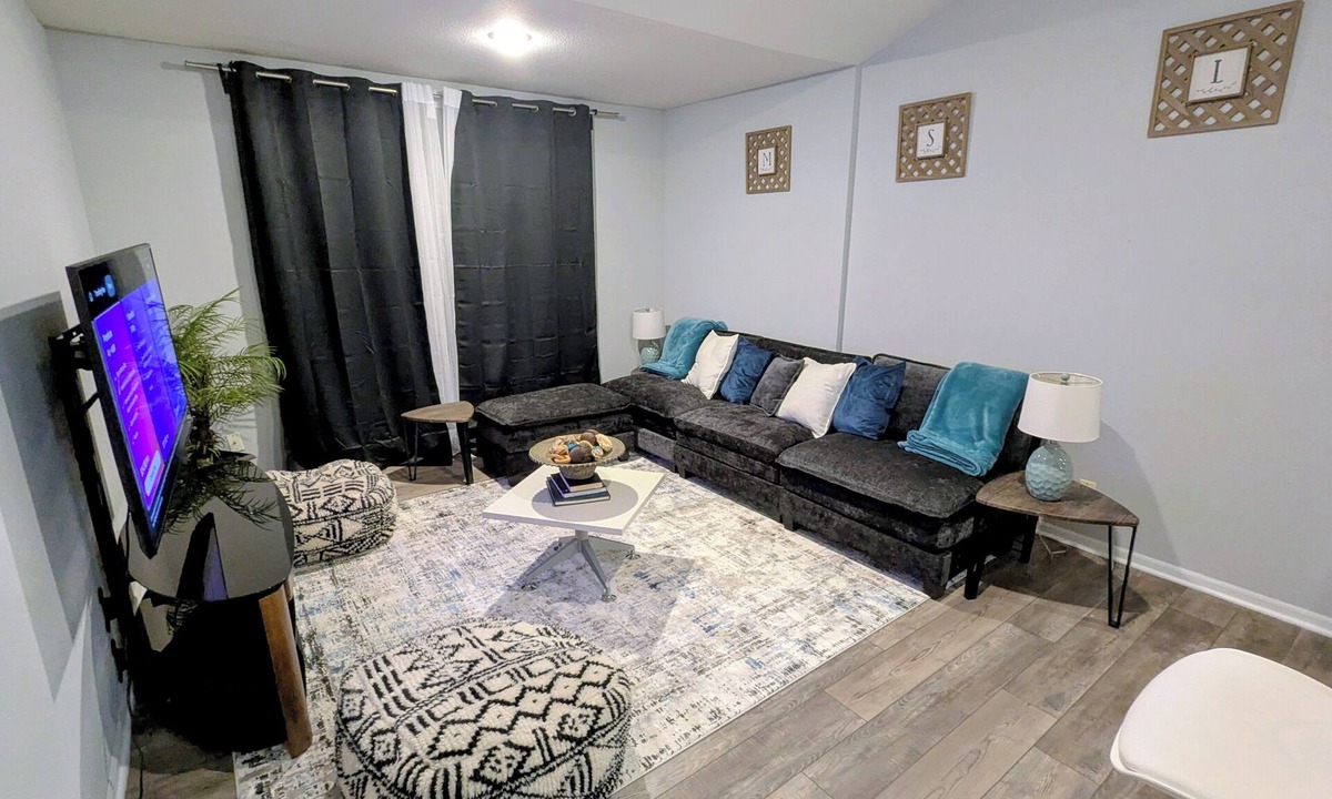 Olathe House | Modern Comfort Retreat. 5mins to Highways, Shopping & Dining!