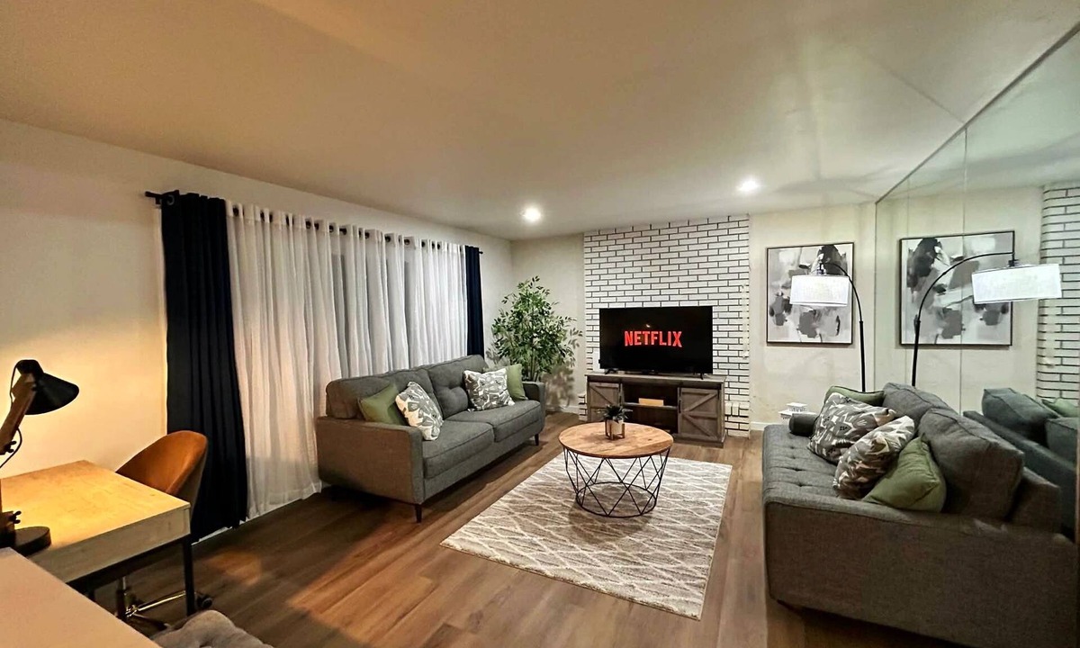 Munster House | Modern Comfort Stay Near Chicago/n Pet-Friendly/Parking /Sleeps 6