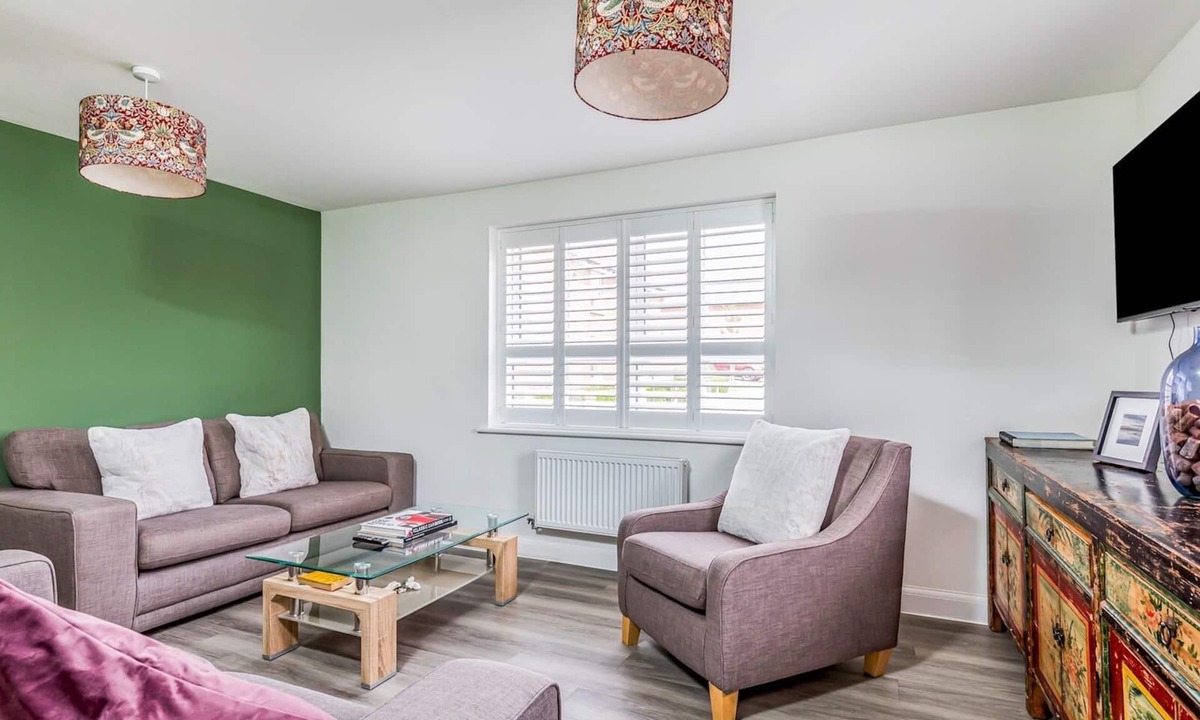 Westhampnett House | Modern Comfortable Home - Pass The Keys