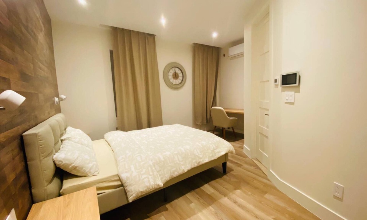 Manhattan Beach Apartment | Modern comfortable room with its own bathroom