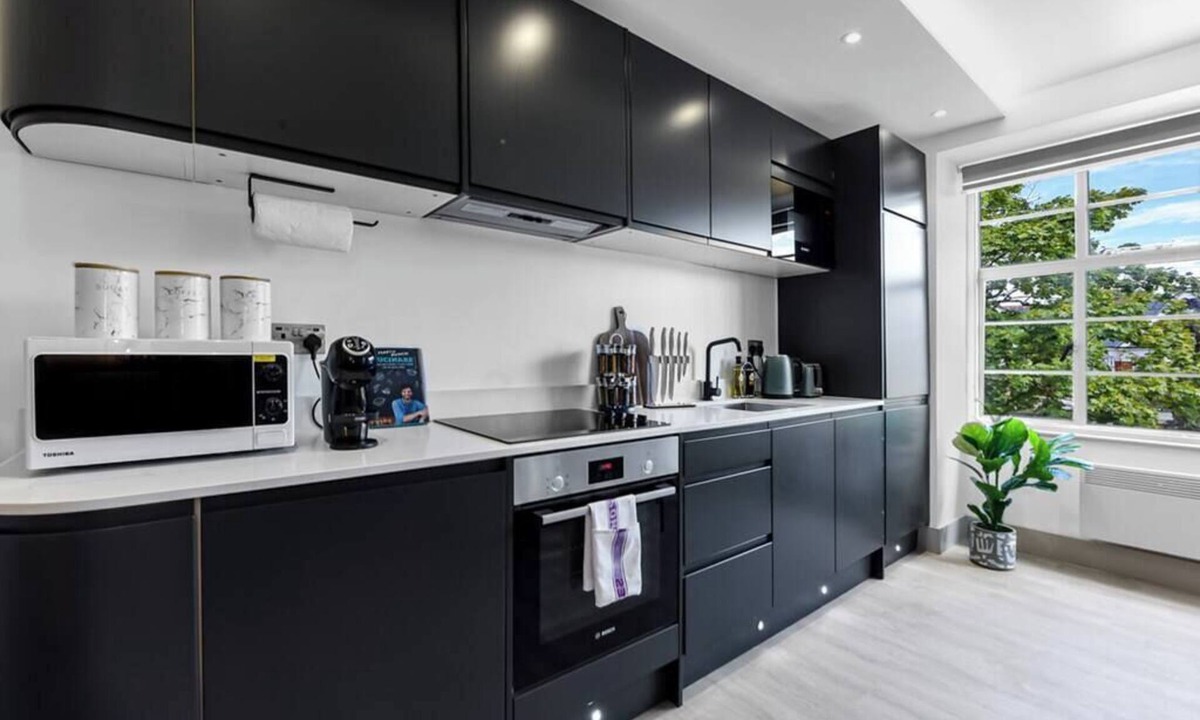 Fortis Green Apartment | Modern Comforts 2 BD Flat - Sleeps 5