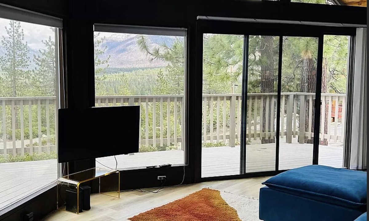 South Lake Tahoe Cabin | Modern Comfy Cabin in South Lake Tahoe w/a Hot Tub!