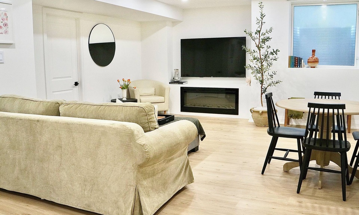 Durham Region Apartment | Modern & Comfy Getaway | Near Delpark Homes Centre