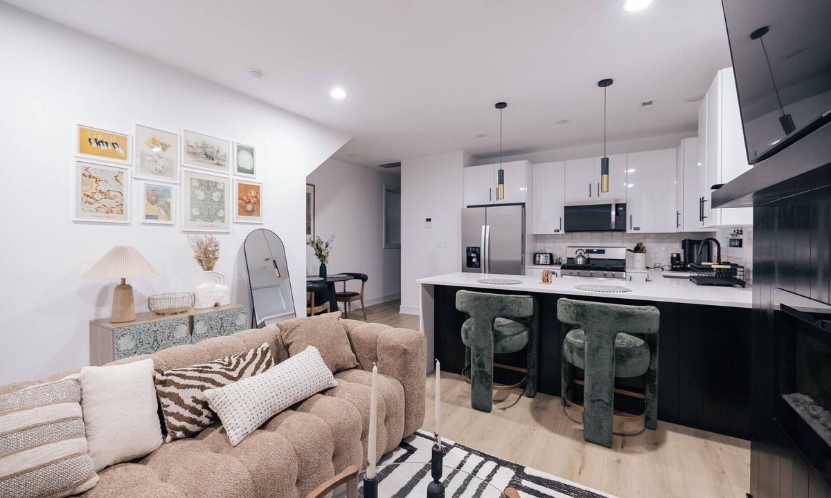 Woodlawn Condo | Modern Condo 6 Min to UChicago & Hospitals with Free Parking