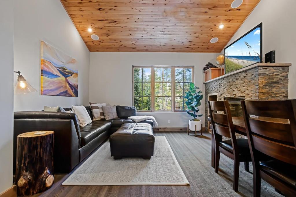 Bear Valley Apartment | Modern Condo - EV Charger - SM 301