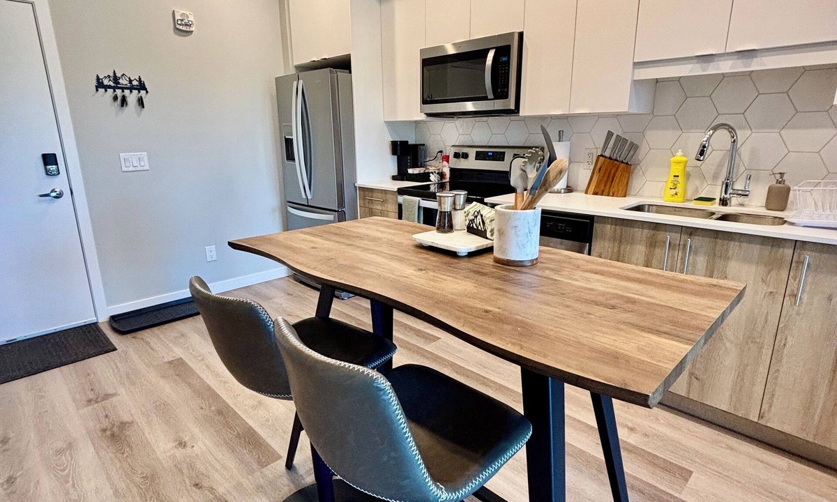 Inglewood Condo | Modern Condo, Historic Inglewood