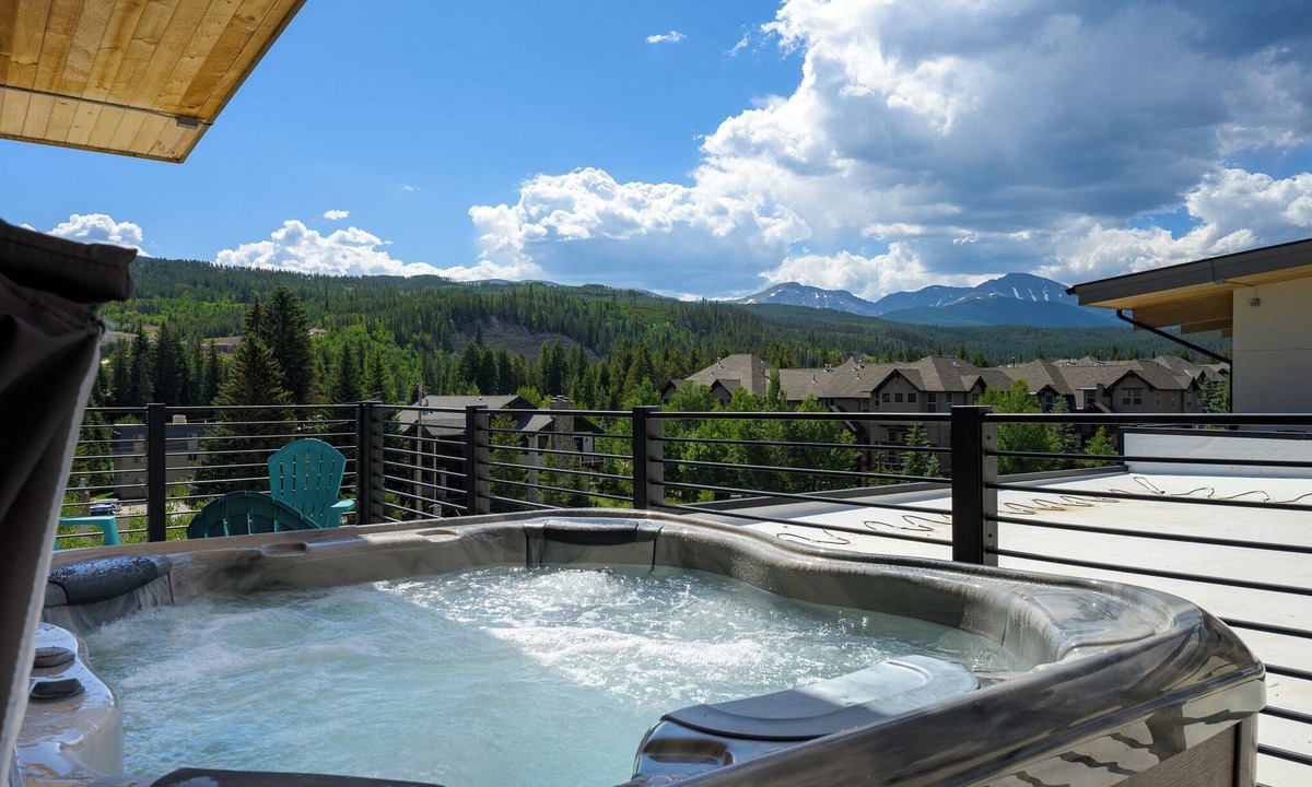 Winter Park Condo | Modern condo w/hot tub & fireplace