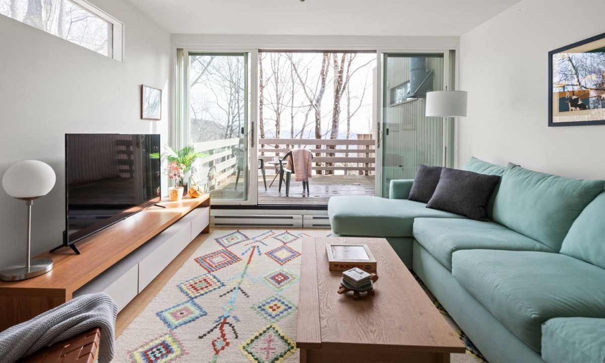 Warren Condo | Modern condo w/resort access & fireplace