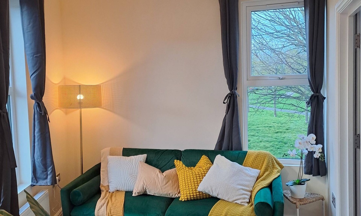 Canning Town North Apartment | Modern Cosy Corner Flat